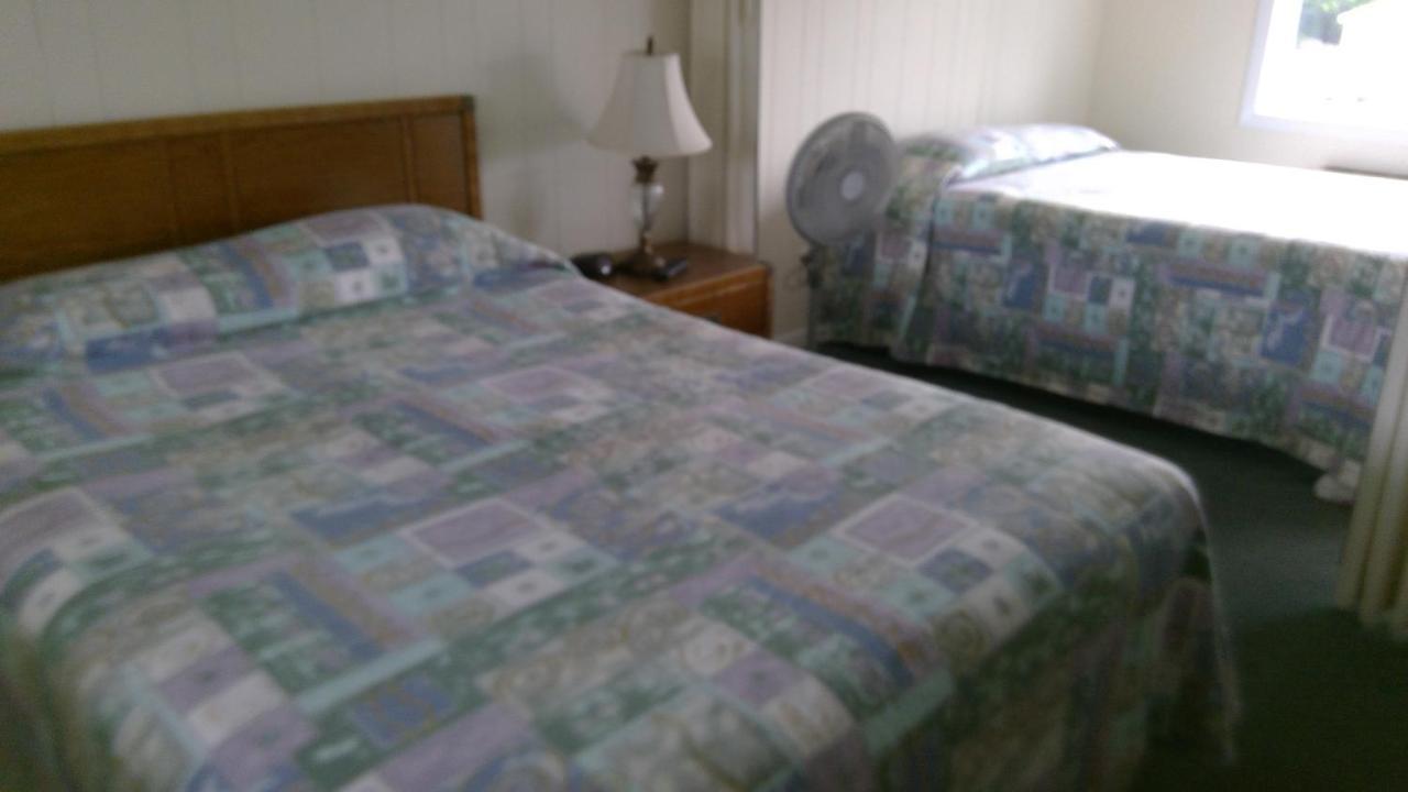 Village Green Motel Yarmouth Port Екстериор снимка